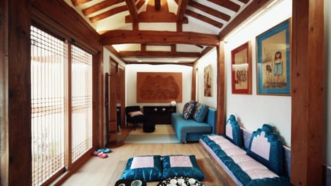 Living room, Seating area