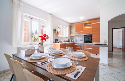 Kitchen or kitchenette, Living room, Dining area, pet friendly, stove, toaster