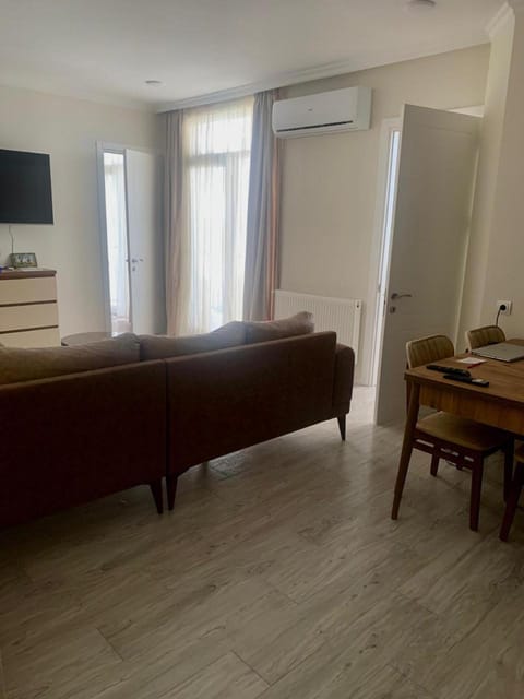 Communal lounge/ TV room, Photo of the whole room, Seating area, Dining area
