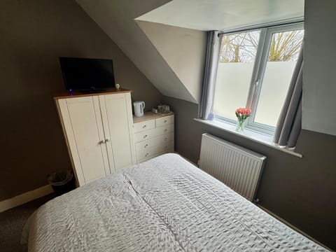 Bed, TV and multimedia, Bedroom