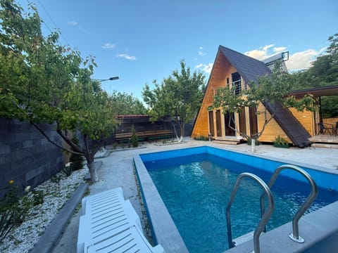 Property building, Garden, Mountain view, Pool view, Swimming pool, Swimming pool, sunbed