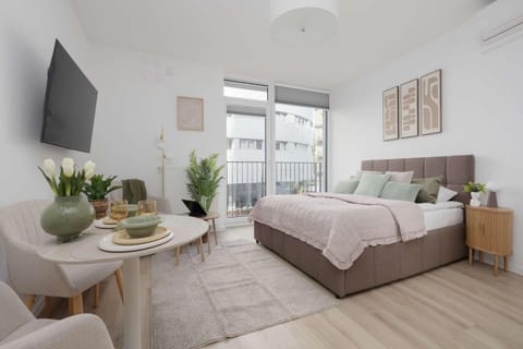 Bed, TV and multimedia, Seating area