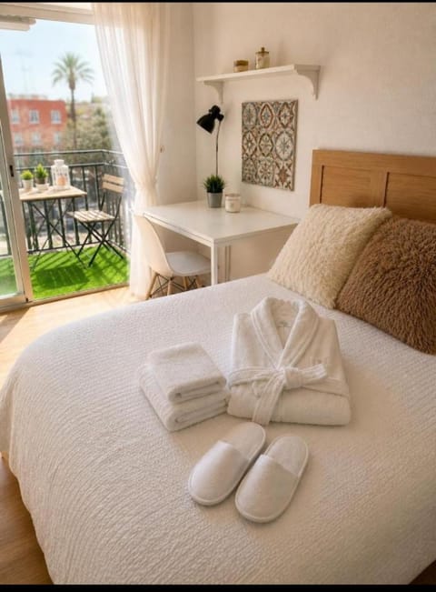 Bed, Photo of the whole room, Bedroom, towels