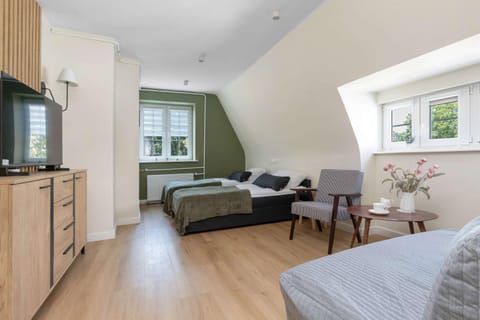 Bed, TV and multimedia, Living room, Seating area