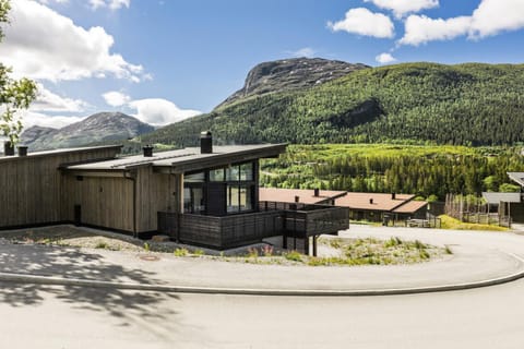 Property building, Spring, Day, Natural landscape, Balcony/Terrace, Mountain view