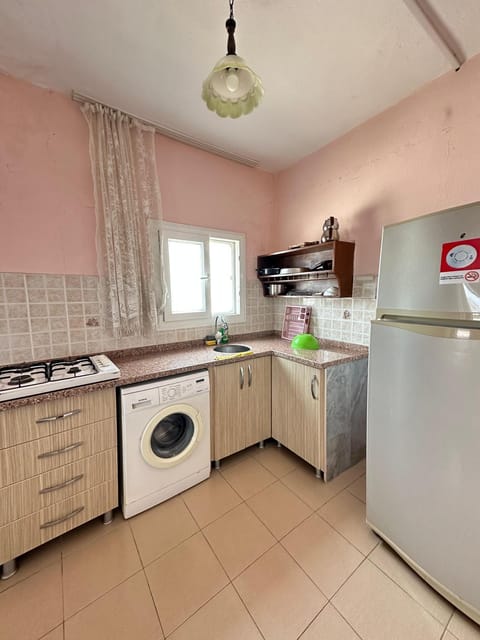 Kitchen or kitchenette, oven, washing machine