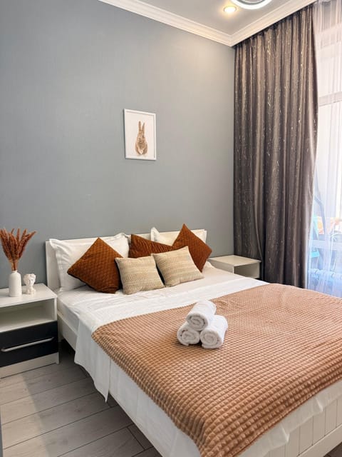 Property building, Facade/entrance, Bed, Photo of the whole room, Bedroom, Location, towels