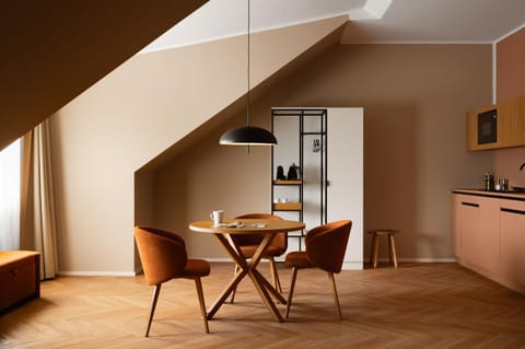 Kitchen or kitchenette, Seating area, Dining area