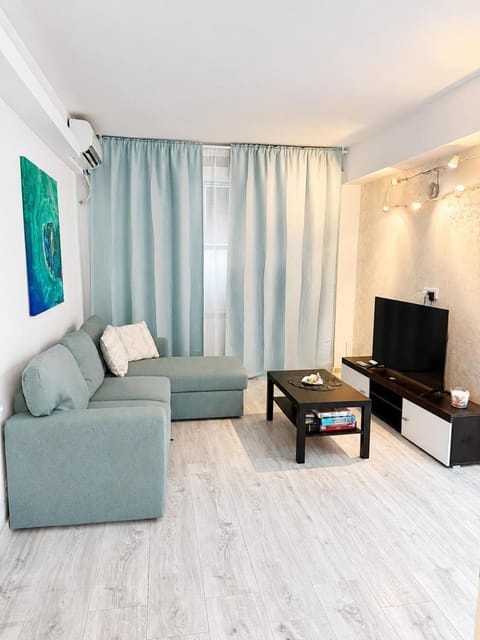 Communal lounge/ TV room, TV and multimedia, Living room, Seating area, Evening entertainment, air conditioner