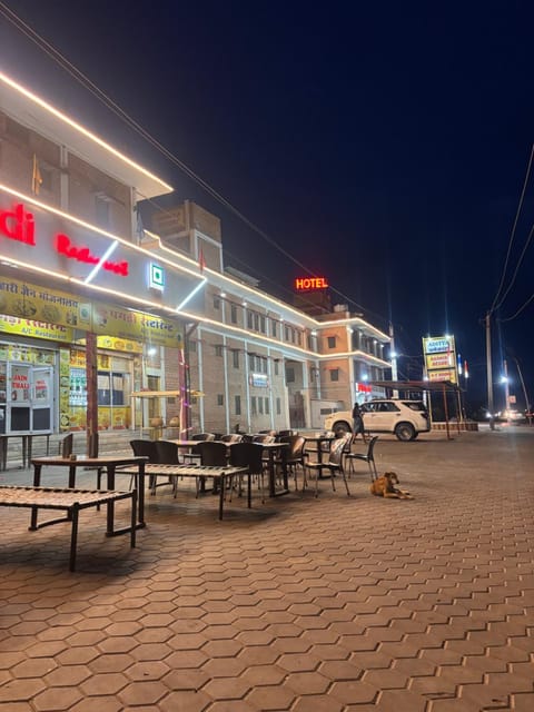 Property building, Restaurant/places to eat, Night, Parking
