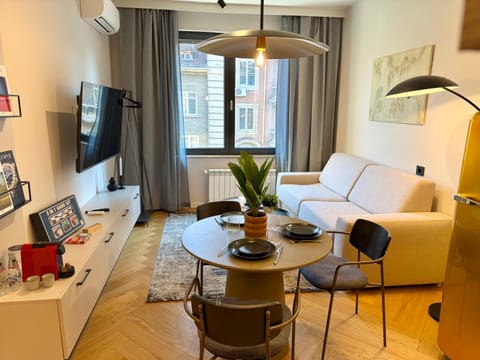 TV and multimedia, Living room, Seating area, Dining area, air conditioner