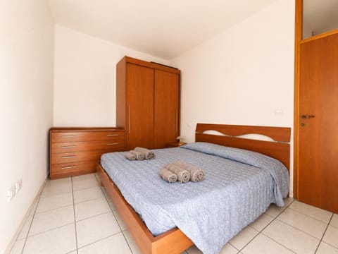 Bed, Photo of the whole room, Bedroom, towels, wardrobe