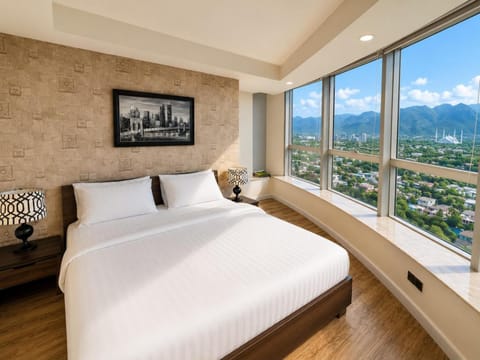 Photo of the whole room, Bedroom, Mountain view