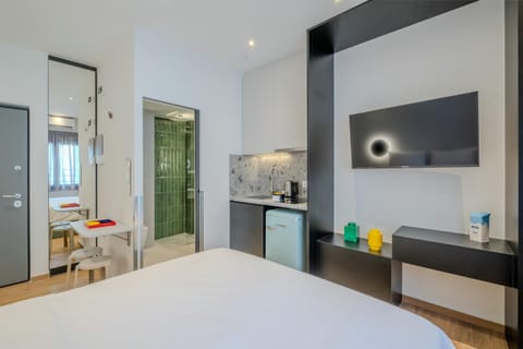 Bed, TV and multimedia, Photo of the whole room, Bedroom
