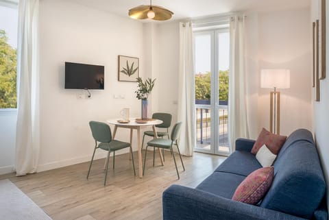 Communal lounge/ TV room, TV and multimedia, Living room, Seating area, Dining area, Evening entertainment