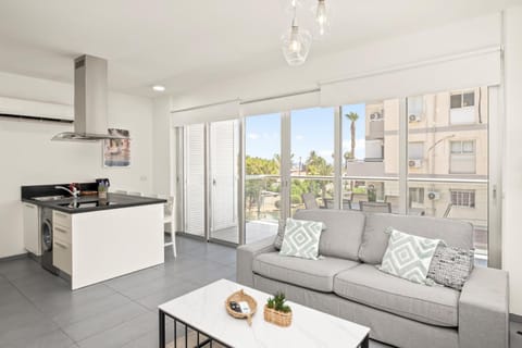 View (from property/room), Balcony/Terrace, Kitchen or kitchenette, Living room, Seating area, Dining area, stove