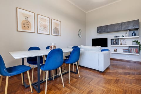 TV and multimedia, Kitchen or kitchenette, Living room, Dining area