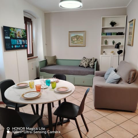 TV and multimedia, Living room, Seating area, Dining area