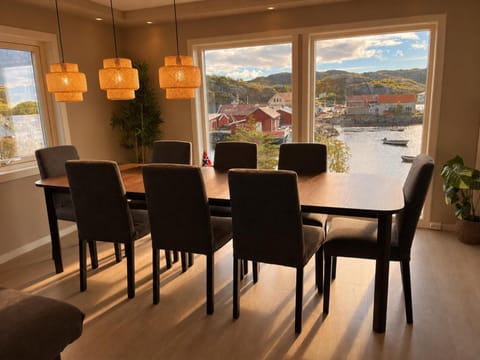 Living room, Dining area, Mountain view