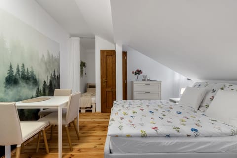 Bed, Living room, Photo of the whole room, Dining area, Bedroom