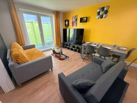 TV and multimedia, Living room, Seating area, Evening entertainment