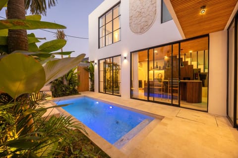 Property building, Patio, Garden, Garden view, Pool view, Swimming pool, sunbed