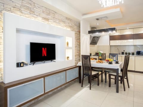 TV and multimedia, Kitchen or kitchenette, Living room, Seating area, Dining area, minibar, oven, pet friendly, stove