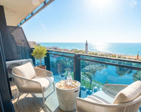 Patio, Nearby landmark, Natural landscape, Balcony/Terrace, Living room, Seating area, Dining area