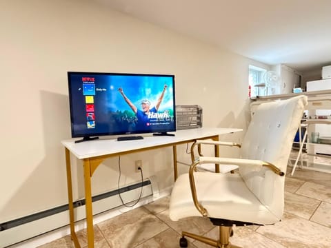 TV and multimedia, Living room, Seating area, Evening entertainment