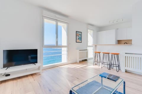 Communal lounge/ TV room, TV and multimedia, Living room, Sea view, internet