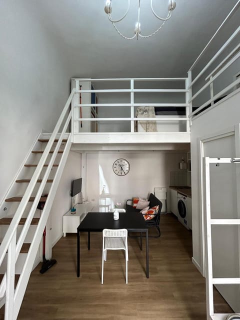 Bed, Living room, Photo of the whole room, Seating area, Dining area, Bedroom