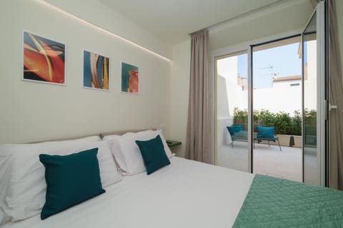 Bed, Balcony/Terrace, Photo of the whole room, Bedroom