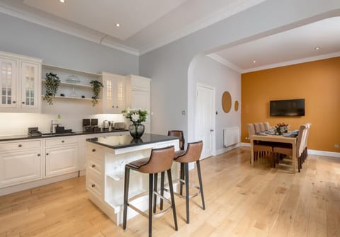 Day, People, Activities, TV and multimedia, Coffee/tea facilities, Kitchen or kitchenette, Decorative detail, Seating area, Dining area, Guests, Entertainment, Meals, Breakfast, Lunch, Dinner, Seasons, Time of day, children, young children, older children, group of guests, Family