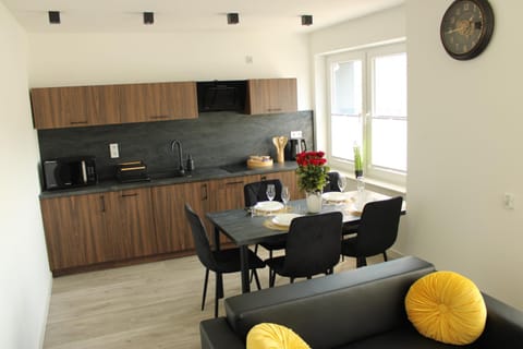 Coffee/tea facilities, Kitchen or kitchenette, Living room, Seating area, Dining area, stove