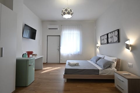 Bed, TV and multimedia, Photo of the whole room, Bedroom, towels