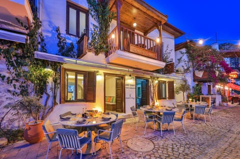 Property building, Patio, Night, Neighbourhood, Dining area, Street view