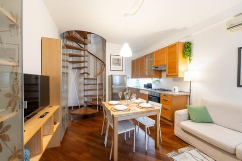 Kitchen or kitchenette, Living room, Seating area, Dining area
