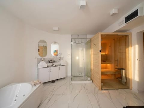Hot Tub, Spa and wellness centre/facilities, Photo of the whole room, Bath