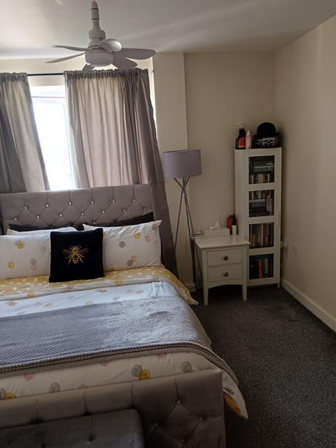 Bed, Library, Photo of the whole room, Bedroom
