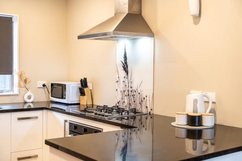 Coffee/tea facilities, Kitchen or kitchenette, stove, toaster