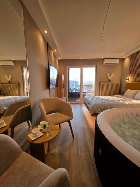 Bed, Hot Tub, Coffee/tea facilities, Living room, Seating area, Bedroom