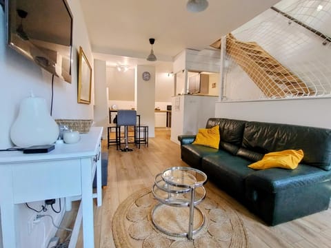 TV and multimedia, Kitchen or kitchenette, Living room, Seating area, Dining area