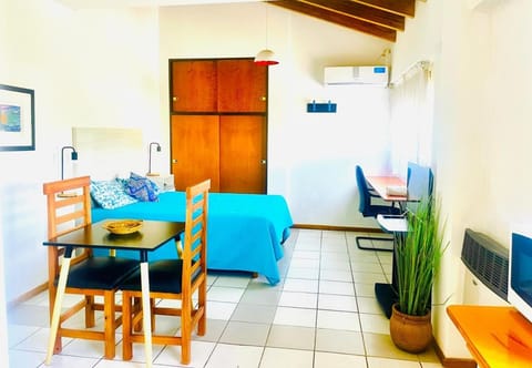 Kitchen or kitchenette, Seating area, air conditioner