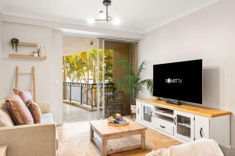 TV and multimedia, Living room, Seating area, Evening entertainment
