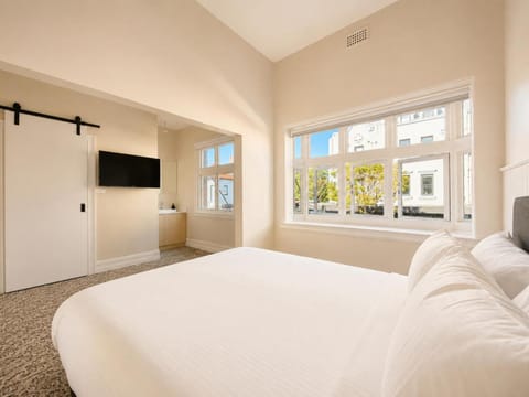 Bed, Bathroom, TV and multimedia, Photo of the whole room, Bedroom
