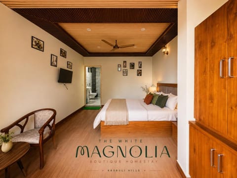 Bed, Property logo or sign, TV and multimedia, Photo of the whole room, Logo/Certificate/Sign, Bedroom, Text overlay, Certificate/Award, fireplace
