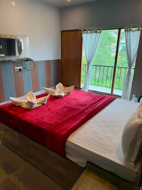 Photo of the whole room, Bedroom, towels