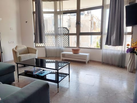 Bed, TV and multimedia, Living room, Photo of the whole room, Seating area, Bedroom