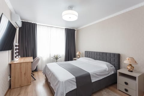 Bed, TV and multimedia, Bedroom