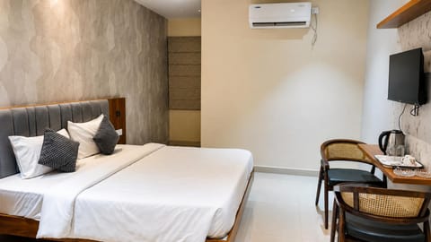 Communal lounge/ TV room, Bed, TV and multimedia, Photo of the whole room, Bedroom, air conditioner